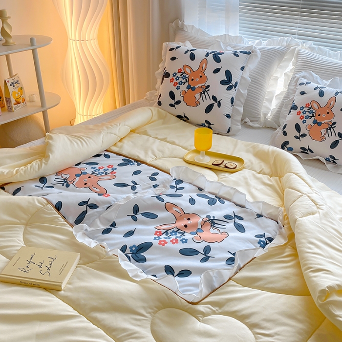 91家纺网 家纺一手货源 找家纺 慕澄2022新款小清新花边款抱枕被直播赠品 花兔兔