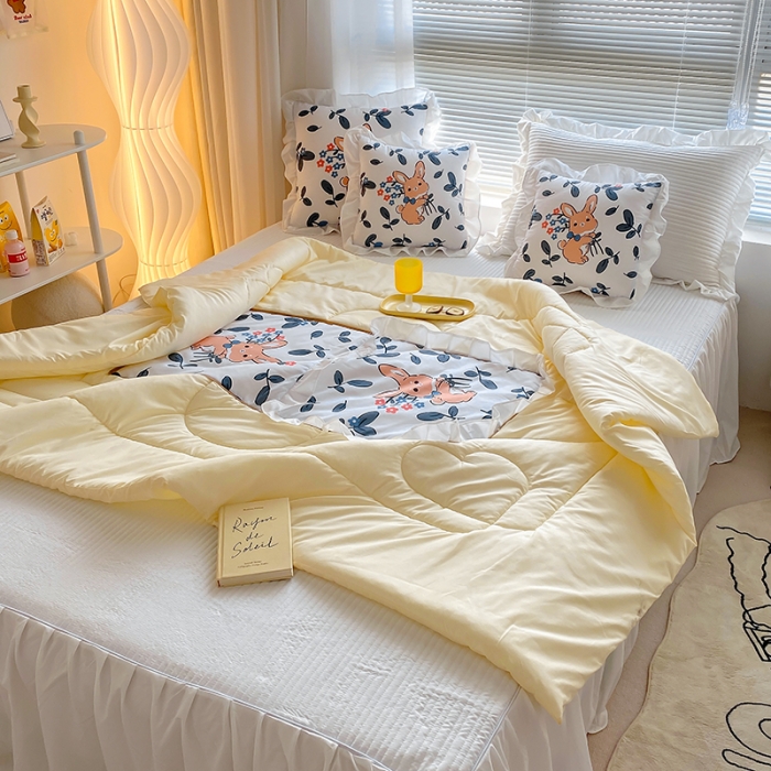 91家纺网 家纺一手货源 找家纺 慕澄2022新款小清新花边款抱枕被直播赠品 花兔兔