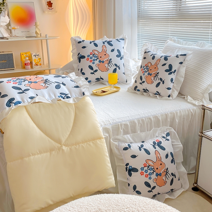 91家纺网 家纺一手货源 找家纺 慕澄2022新款小清新花边款抱枕被直播赠品 花兔兔