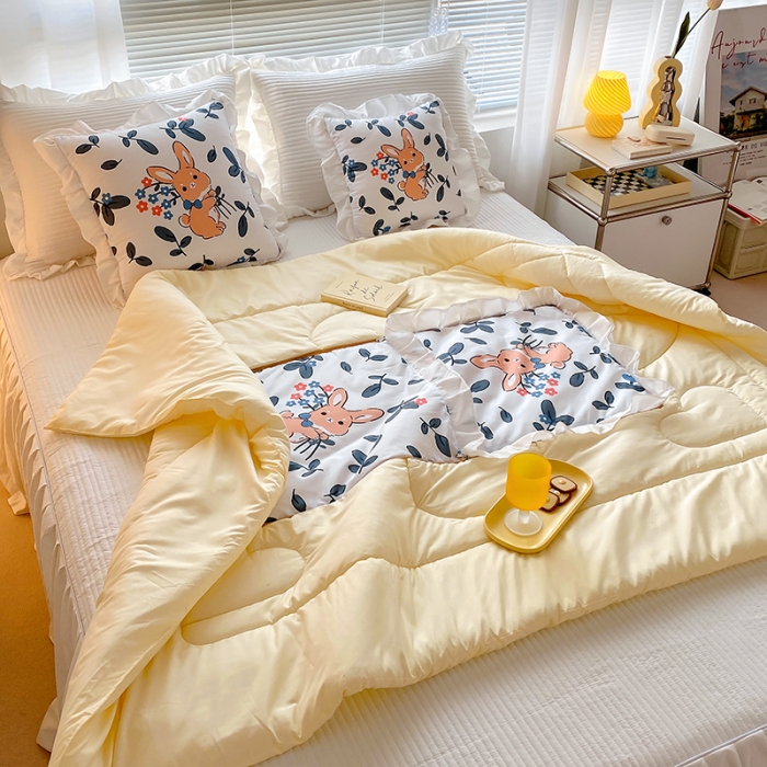 91家纺网 家纺一手货源 找家纺 慕澄2022新款小清新花边款抱枕被直播赠品 花兔兔