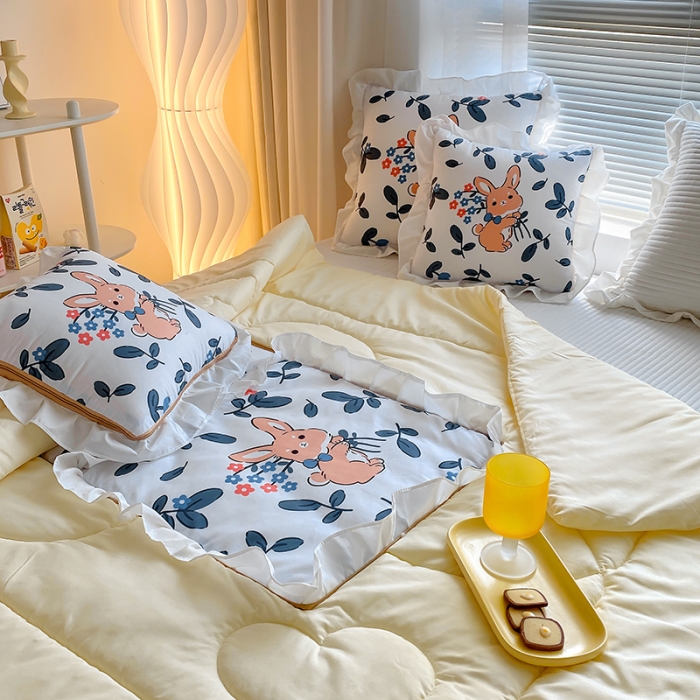 91家纺网 家纺一手货源 找家纺 慕澄2022新款小清新花边款抱枕被直播赠品 花兔兔