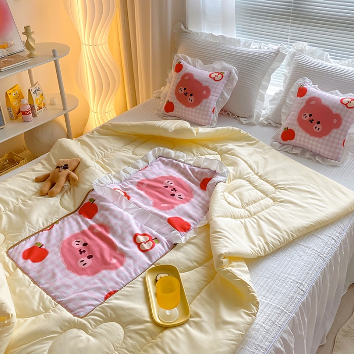 91家纺网 家纺一手货源 找家纺 慕澄2022新款小清新花边款抱枕被直播赠品 苹果熊熊