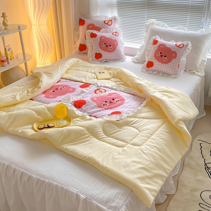 91家纺网 家纺一手货源 找家纺 慕澄2022新款小清新花边款抱枕被直播赠品 苹果熊熊