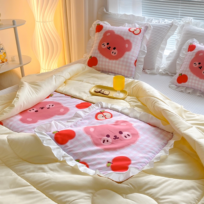 91家纺网 家纺一手货源 找家纺 慕澄2022新款小清新花边款抱枕被直播赠品 苹果熊熊