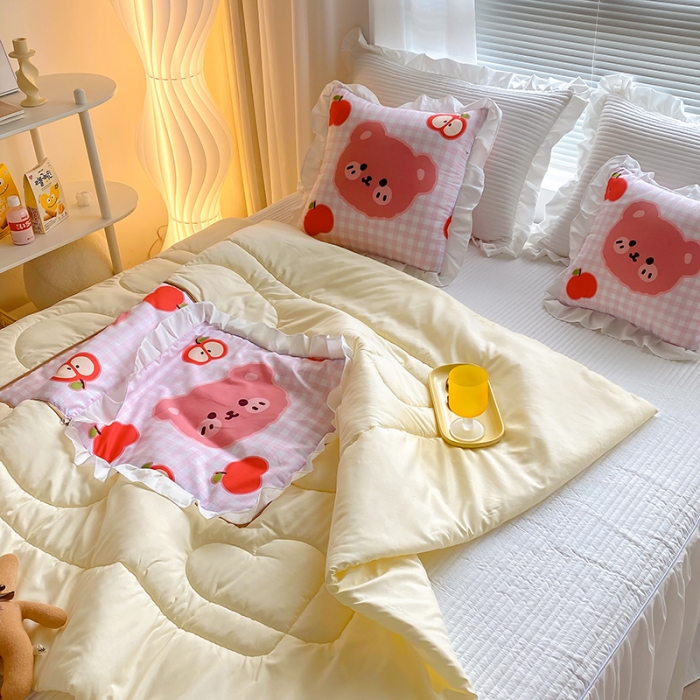 91家纺网 家纺一手货源 找家纺 慕澄2022新款小清新花边款抱枕被直播赠品 苹果熊熊