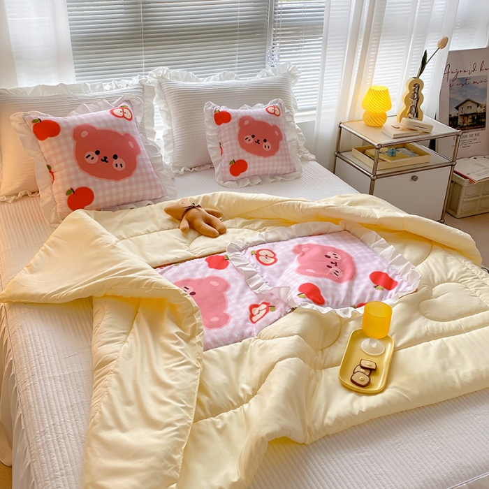 91家纺网 家纺一手货源 找家纺 慕澄2022新款小清新花边款抱枕被直播赠品 苹果熊熊