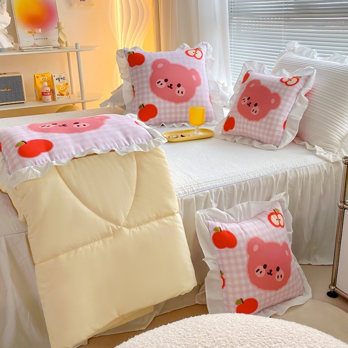 91家纺网 家纺一手货源 找家纺 慕澄2022新款小清新花边款抱枕被直播赠品 苹果熊熊