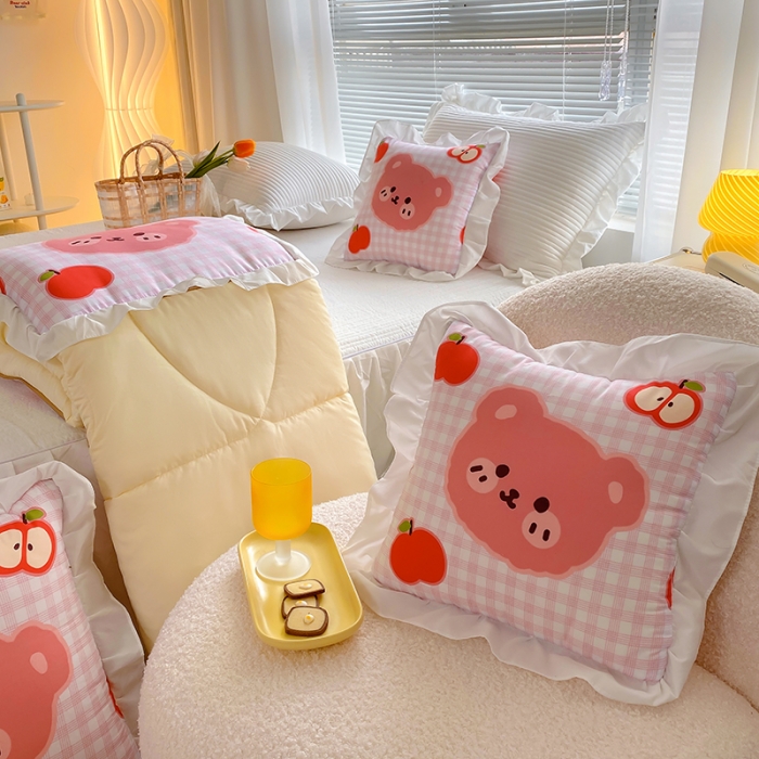 91家纺网 家纺一手货源 找家纺 慕澄2022新款小清新花边款抱枕被直播赠品 苹果熊熊