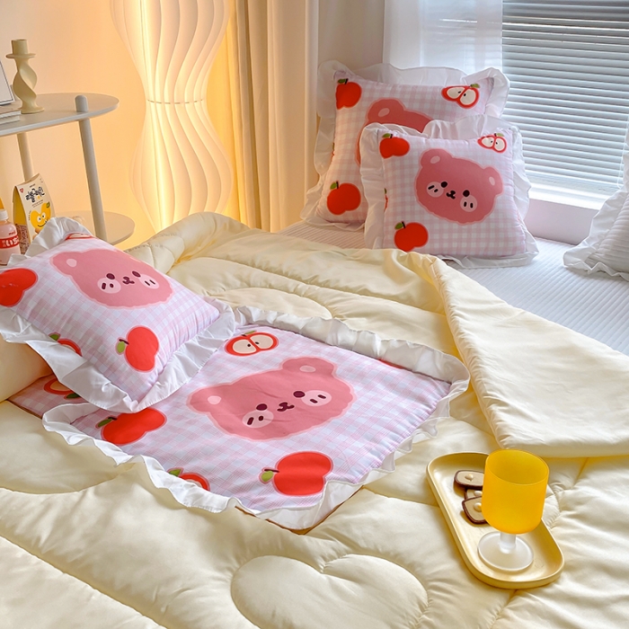 91家纺网 家纺一手货源 找家纺 慕澄2022新款小清新花边款抱枕被直播赠品 苹果熊熊