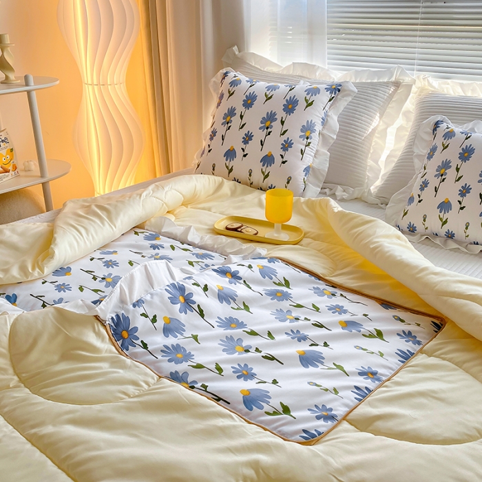 91家纺网 家纺一手货源 找家纺 慕澄2022新款小清新花边款抱枕被直播赠品 小兰花