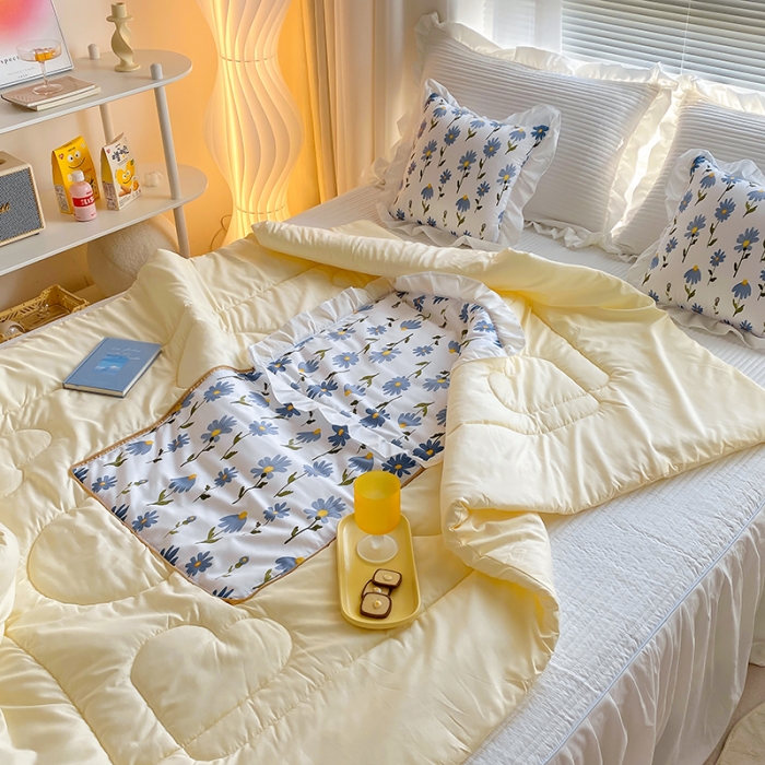 91家纺网 家纺一手货源 找家纺 慕澄2022新款小清新花边款抱枕被直播赠品 小兰花