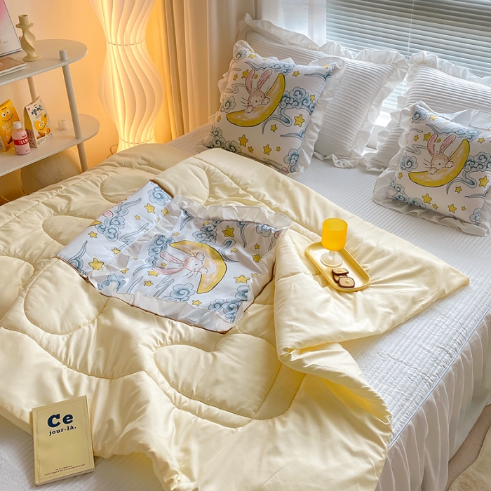 91家纺网 家纺一手货源 找家纺 慕澄2022新款小清新花边款抱枕被直播赠品 云中月