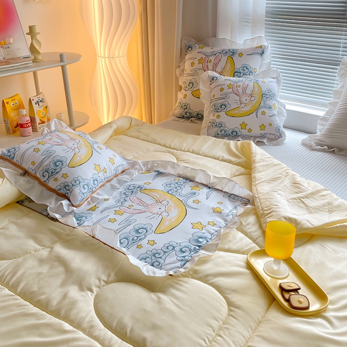 91家纺网 家纺一手货源 找家纺 慕澄2022新款小清新花边款抱枕被直播赠品 云中月