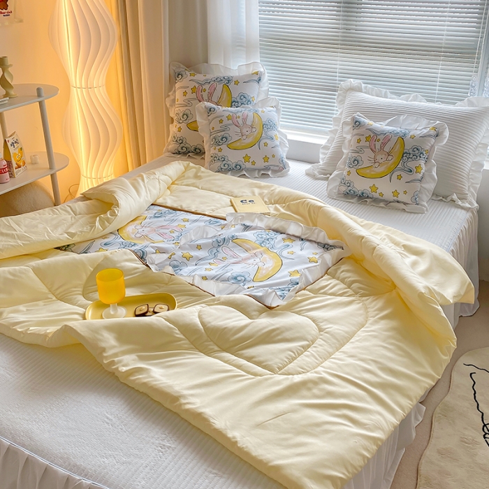 91家纺网 家纺一手货源 找家纺 慕澄2022新款小清新花边款抱枕被直播赠品 云中月