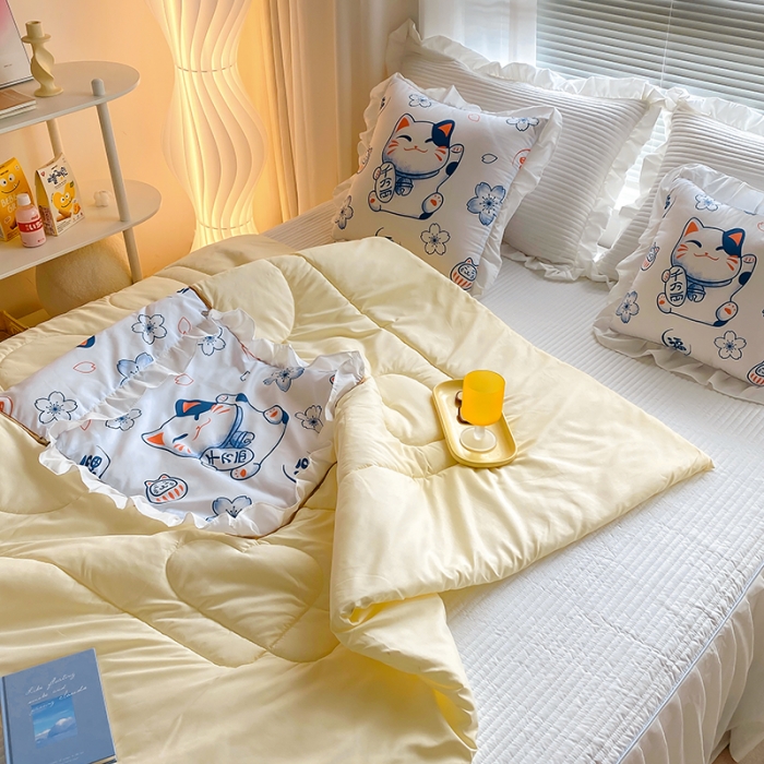 91家纺网 家纺一手货源 找家纺 慕澄2022新款小清新花边款抱枕被直播赠品 招财猫