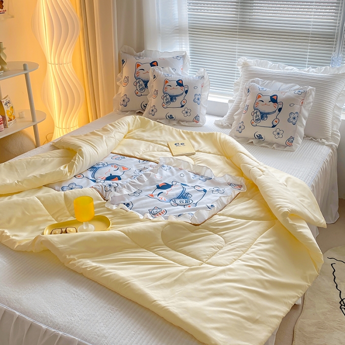 91家纺网 家纺一手货源 找家纺 慕澄2022新款小清新花边款抱枕被直播赠品 招财猫