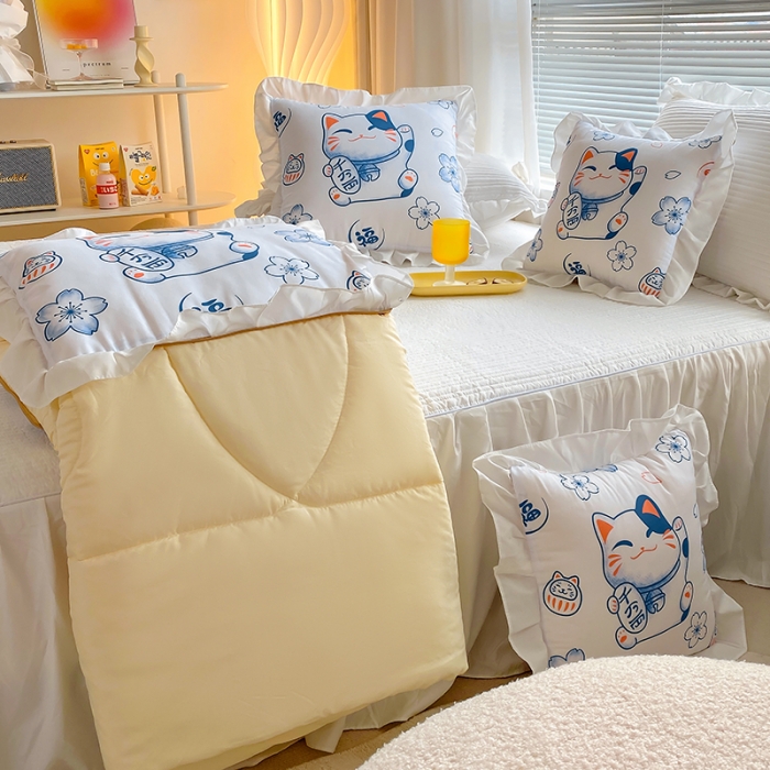 91家纺网 家纺一手货源 找家纺 慕澄2022新款小清新花边款抱枕被直播赠品 招财猫