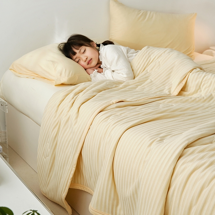 91家纺网 家纺一手货源 找家纺 2022新款全棉针织条纹夏被&amp;春秋被 鹅黄细条