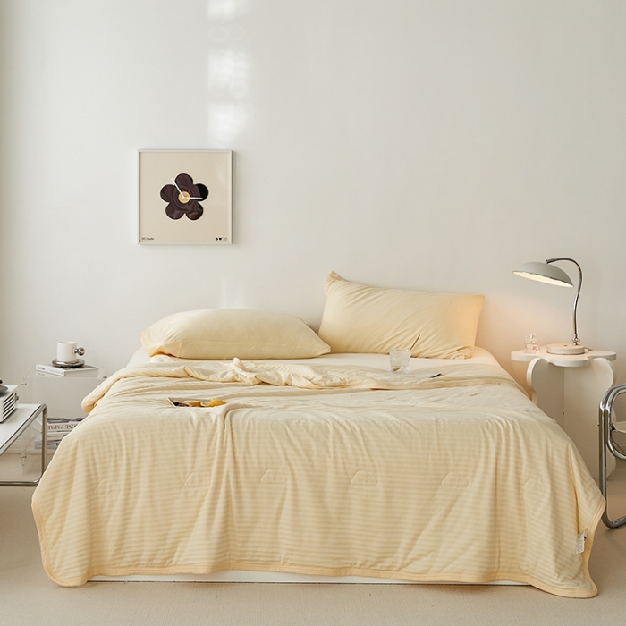 91家纺网 家纺一手货源 找家纺 2022新款全棉针织条纹夏被&amp;春秋被 鹅黄细条