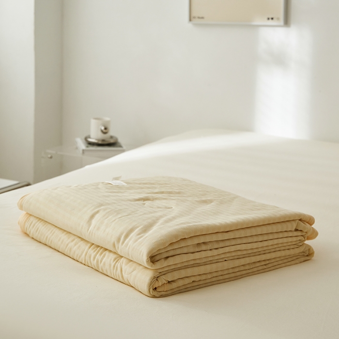 91家纺网 家纺一手货源 找家纺 2022新款全棉针织条纹夏被&amp;春秋被 鹅黄细条