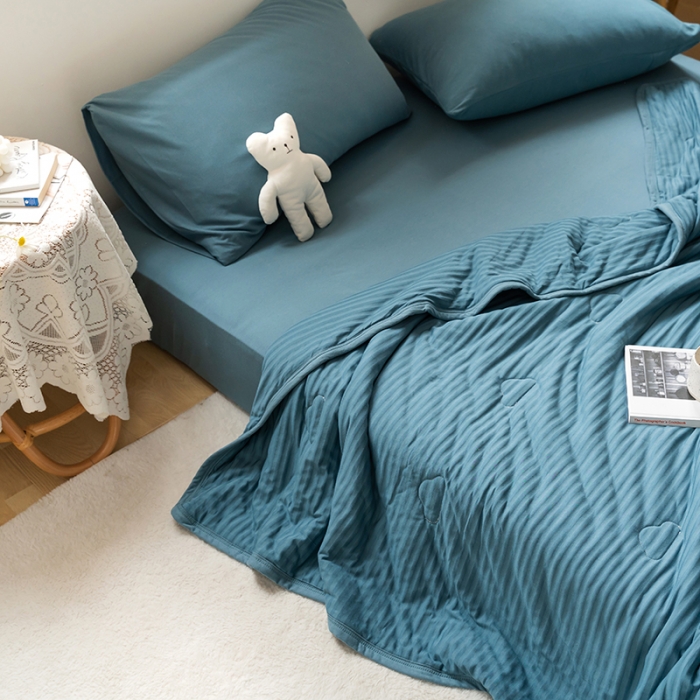 91家纺网 家纺一手货源 找家纺 2022新款全棉针织条纹夏被&amp;春秋被 海蓝细条