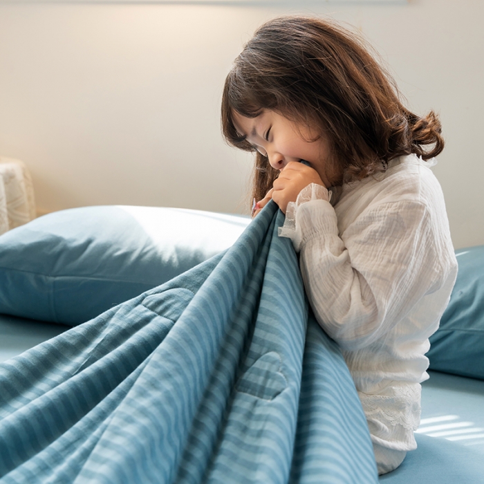 91家纺网 家纺一手货源 找家纺 2022新款全棉针织条纹夏被&amp;春秋被 海蓝细条