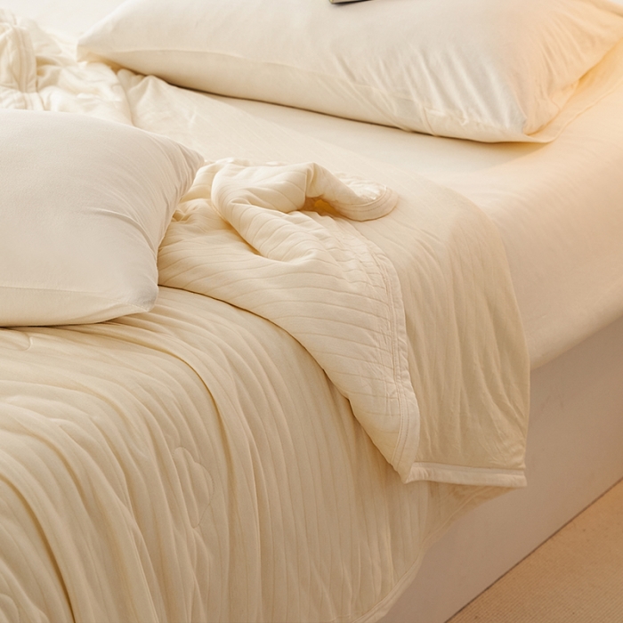 91家纺网 家纺一手货源 找家纺 2022新款全棉针织条纹夏被&amp;春秋被 奶白细条