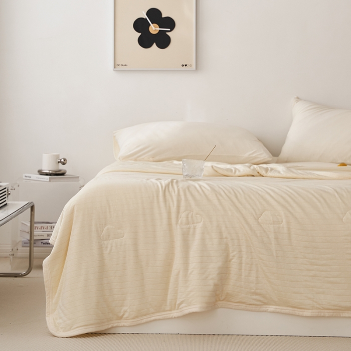 91家纺网 家纺一手货源 找家纺 2022新款全棉针织条纹夏被&amp;春秋被 奶白细条