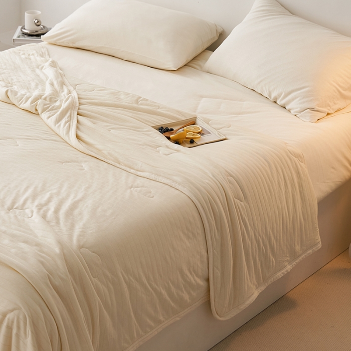 91家纺网 家纺一手货源 找家纺 2022新款全棉针织条纹夏被&amp;春秋被 奶白细条