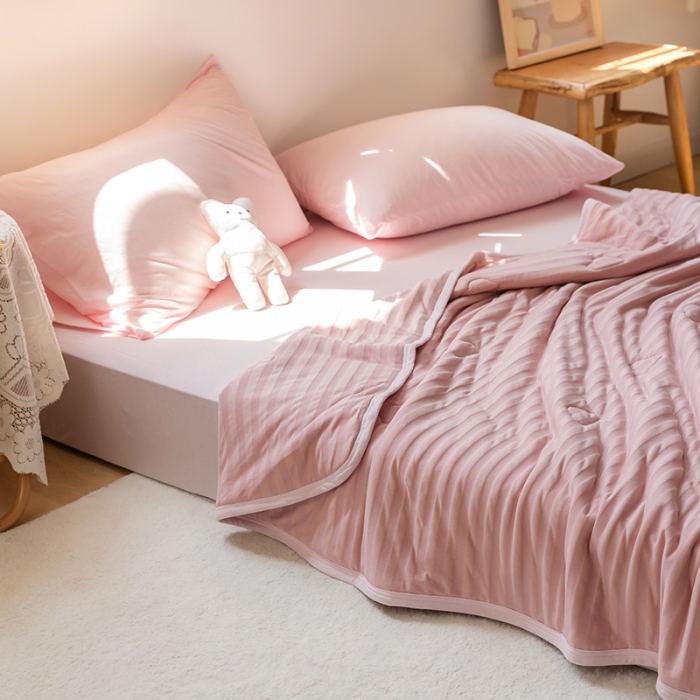 91家纺网 家纺一手货源 找家纺 2022新款全棉针织条纹夏被&amp;春秋被 莎粉中条