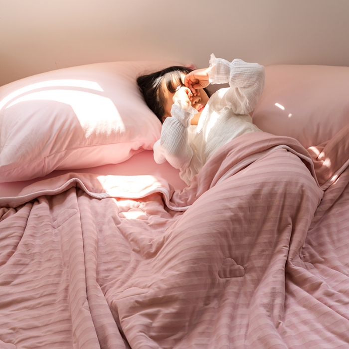 91家纺网 家纺一手货源 找家纺 2022新款全棉针织条纹夏被&amp;春秋被 莎粉中条