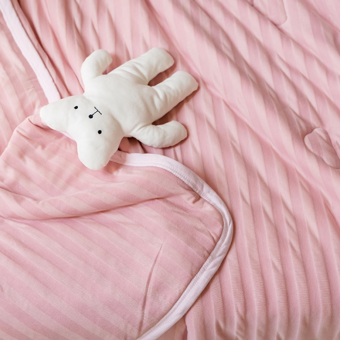 91家纺网 家纺一手货源 找家纺 2022新款全棉针织条纹夏被&amp;春秋被 莎粉中条