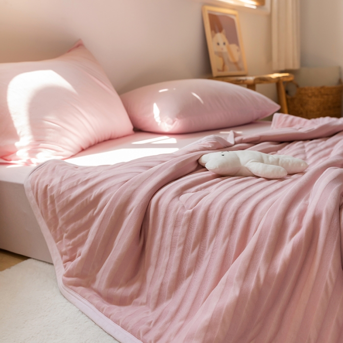 91家纺网 家纺一手货源 找家纺 2022新款全棉针织条纹夏被&amp;春秋被 莎粉中条