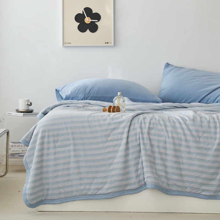 91家纺网 家纺一手货源 找家纺 2022新款全棉针织条纹夏被&amp;春秋被 婴儿蓝中条