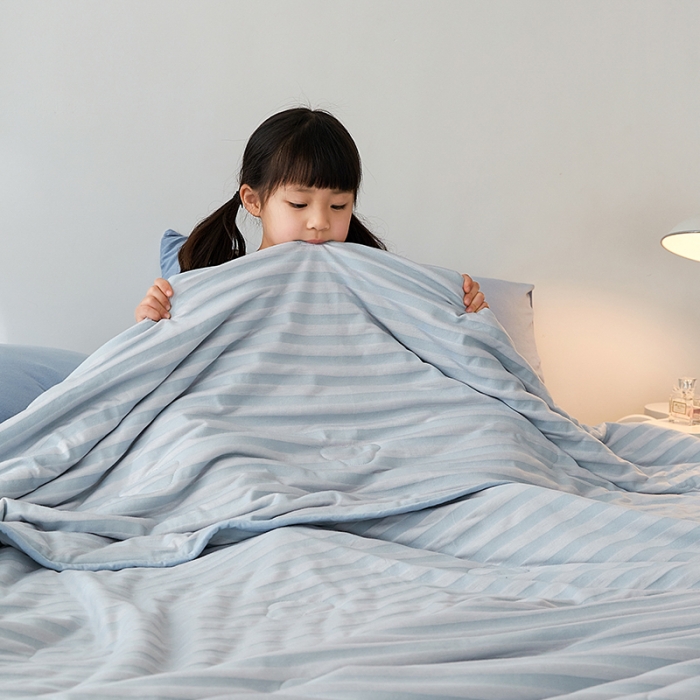 91家纺网 家纺一手货源 找家纺 2022新款全棉针织条纹夏被&amp;春秋被 婴儿蓝中条