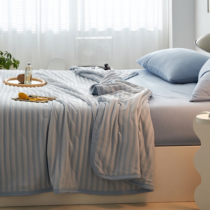 91家纺网 家纺一手货源 找家纺 2022新款全棉针织条纹夏被&amp;春秋被 婴儿蓝中条