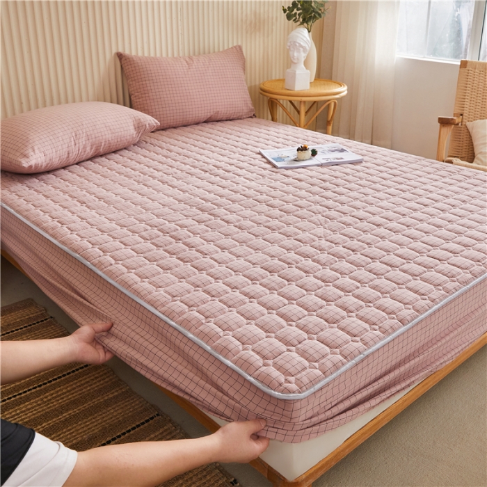 91家纺网 家纺一手货源 找家纺 雪云美A类全棉色织水洗棉床笠夹棉床罩三件套可定制粉小方格