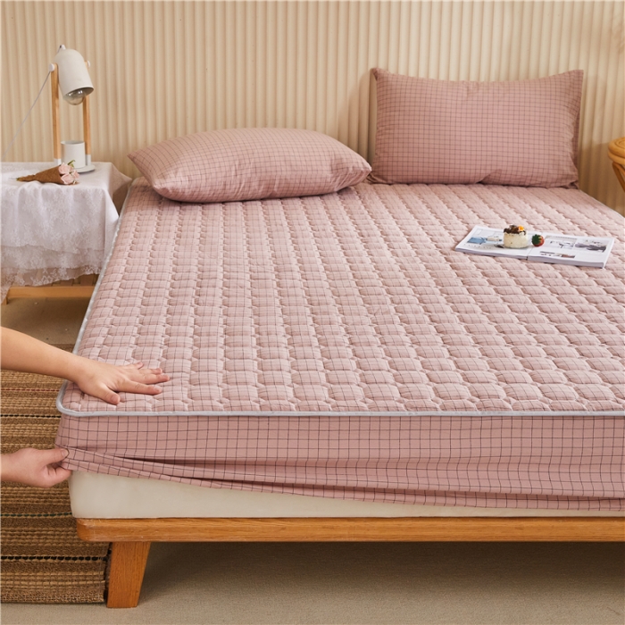 91家纺网 家纺一手货源 找家纺 雪云美A类全棉色织水洗棉床笠夹棉床罩三件套可定制粉小方格