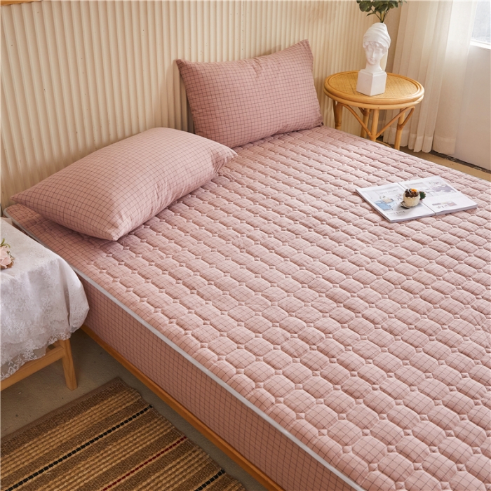 91家纺网 家纺一手货源 找家纺 雪云美A类全棉色织水洗棉床笠夹棉床罩三件套可定制粉小方格