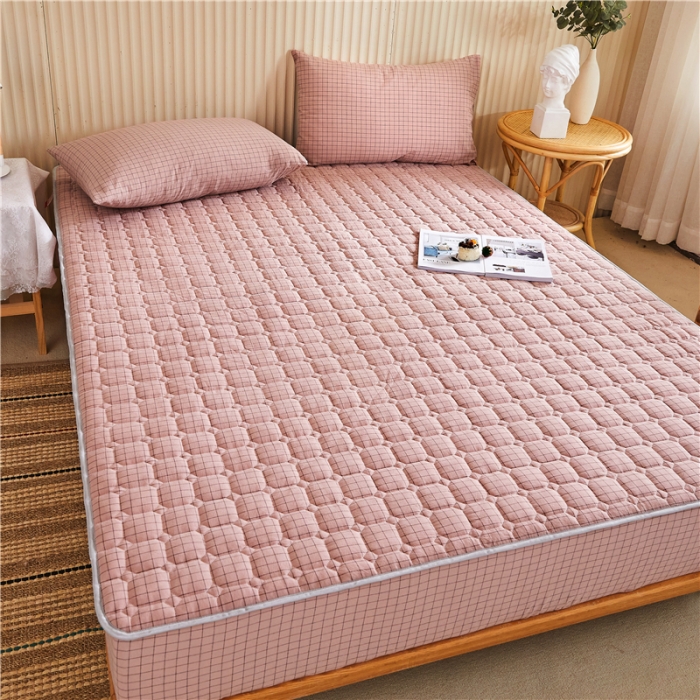 91家纺网 家纺一手货源 找家纺 雪云美A类全棉色织水洗棉床笠夹棉床罩三件套可定制粉小方格