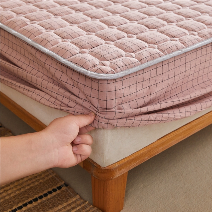 91家纺网 家纺一手货源 找家纺 雪云美A类全棉色织水洗棉床笠夹棉床罩三件套可定制粉小方格