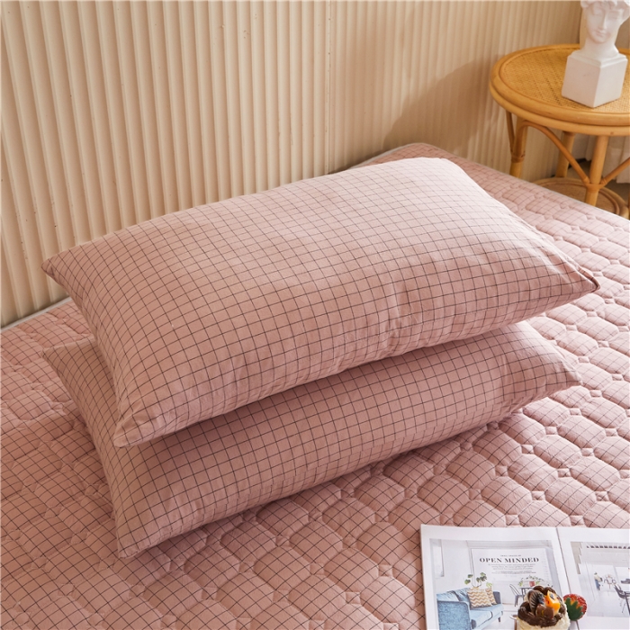 91家纺网 家纺一手货源 找家纺 雪云美A类全棉色织水洗棉床笠夹棉床罩三件套可定制粉小方格