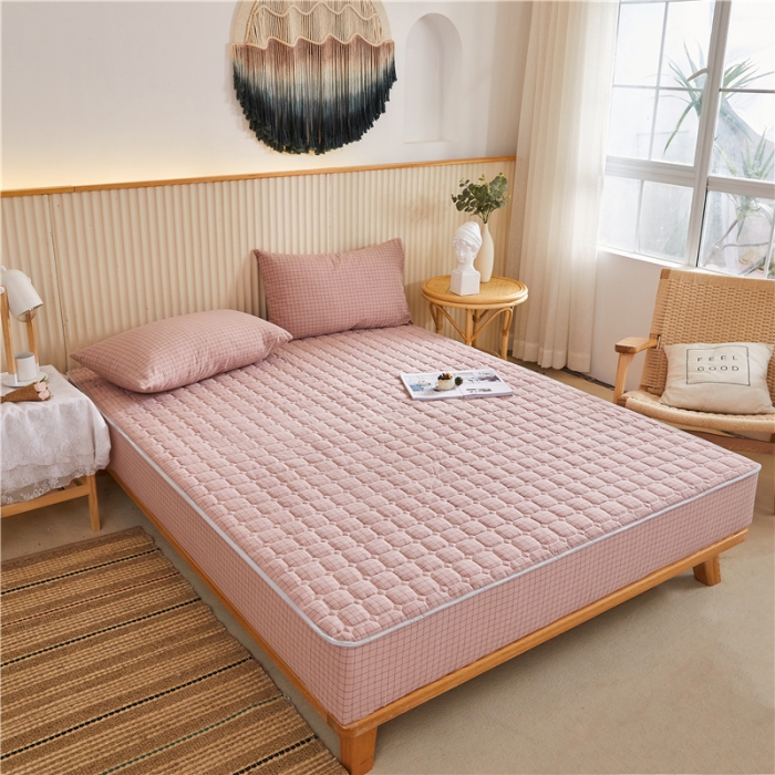 91家纺网 家纺一手货源 找家纺 雪云美A类全棉色织水洗棉床笠夹棉床罩三件套可定制粉小方格