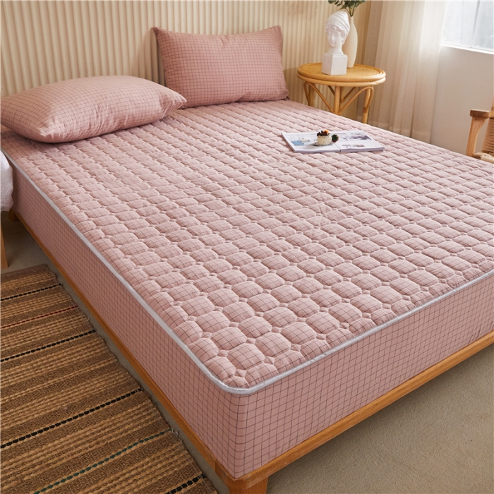 91家纺网 家纺一手货源 找家纺 雪云美A类全棉色织水洗棉床笠夹棉床罩三件套可定制粉小方格