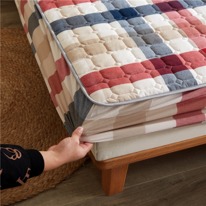 91家纺网 家纺一手货源 找家纺 雪云美A类全棉色织水洗棉床笠夹棉床罩三件套可定制红中格