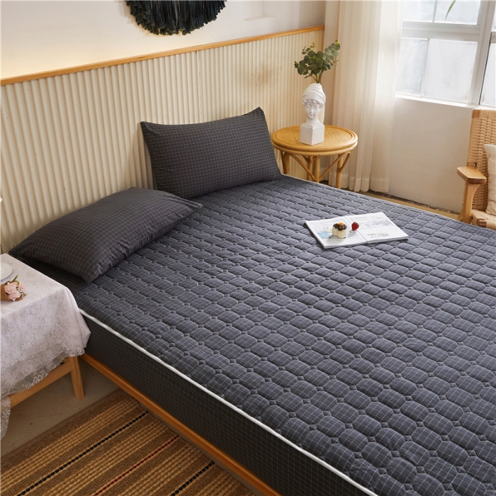 91家纺网 家纺一手货源 找家纺 雪云美A类全棉色织水洗棉床笠夹棉床罩三件套可定制灰小方格