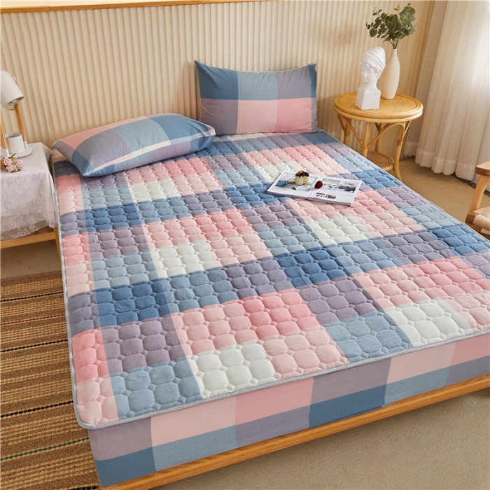 91家纺网 家纺一手货源 找家纺 雪云美A类全棉色织水洗棉床笠夹棉床罩三件套可定制蓝粉格