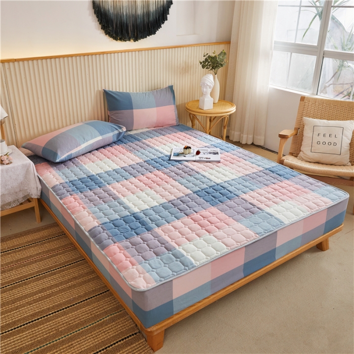 91家纺网 家纺一手货源 找家纺 雪云美A类全棉色织水洗棉床笠夹棉床罩三件套可定制蓝粉格