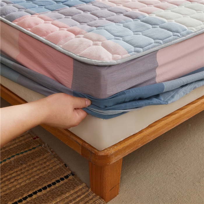 91家纺网 家纺一手货源 找家纺 雪云美A类全棉色织水洗棉床笠夹棉床罩三件套可定制蓝粉格