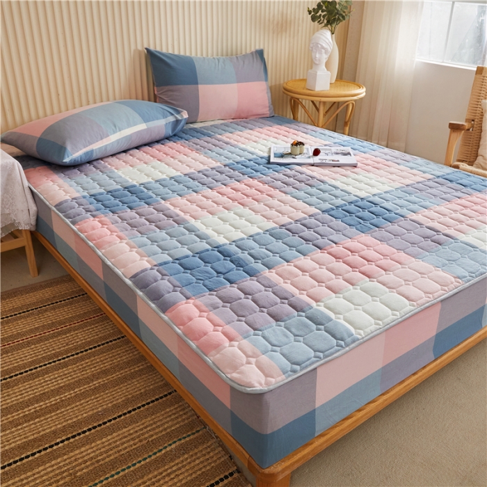 91家纺网 家纺一手货源 找家纺 雪云美A类全棉色织水洗棉床笠夹棉床罩三件套可定制蓝粉格